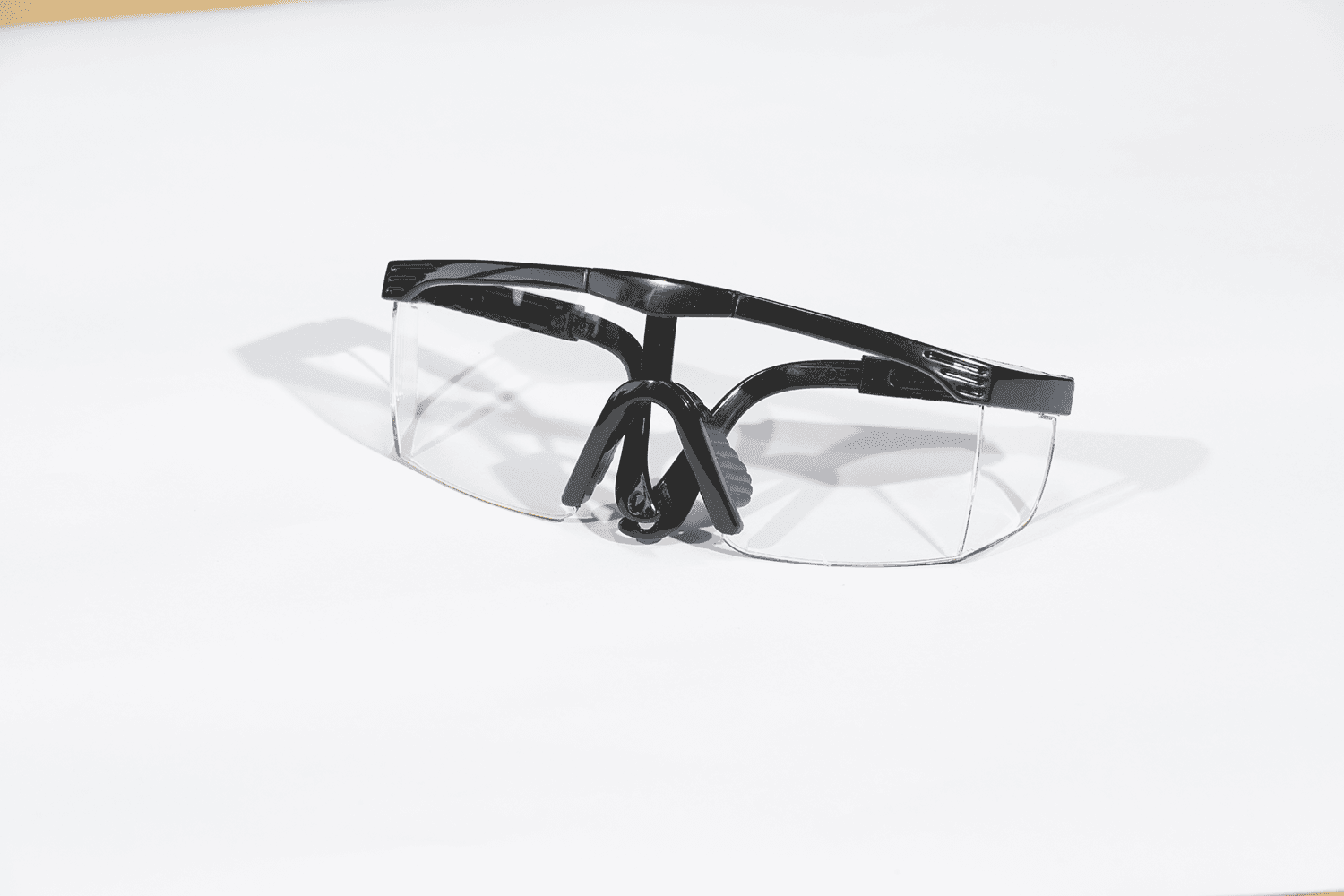 Хамгаалалтын шил /хар хүрээтэй/